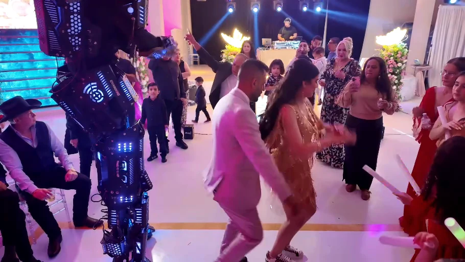 Invitados interactuando con un artista de robot en una fiesta