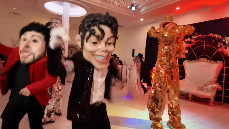 Personaje de cabezón con artista de traje dorado