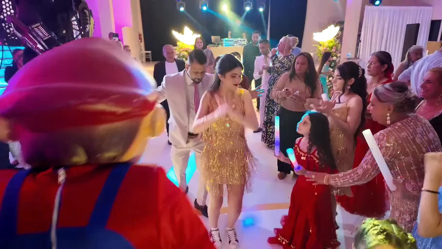 Artistas con invitados durante un show de Hora Loca