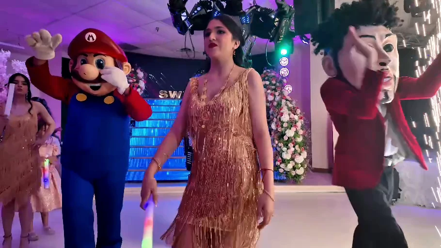 Personajes y artistas participando en un espectáculo de fiesta