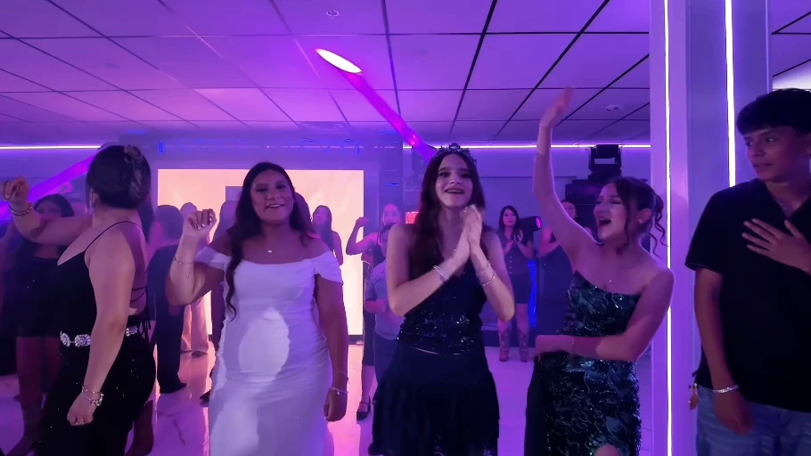 Invitados bailando durante una celebración
