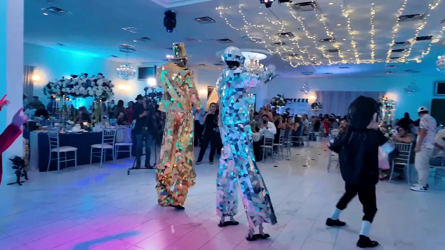 Dos Mirror Robots en un salón de eventos